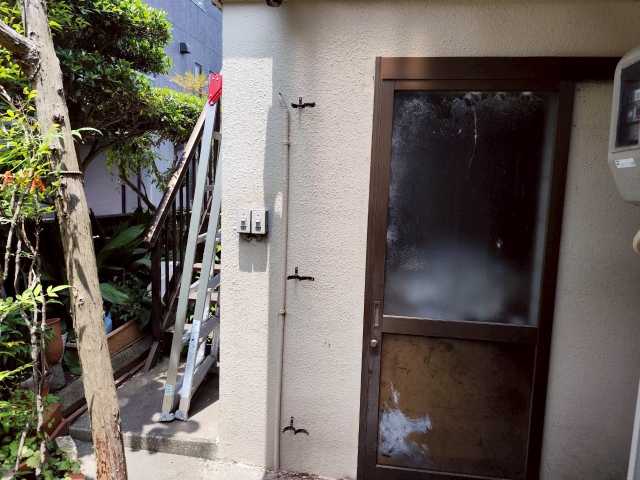 壁面の金物跡と外壁